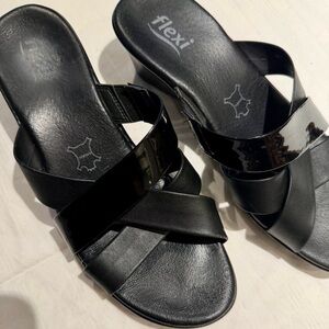 Flexi Women's Elegant Black Crisscross Sandals - size 7.5